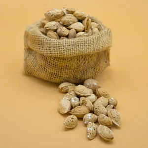 بادام محب با پوست، غنی از مواد مغذی.