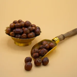 ماکادمیا نوعی آجیل گران‌بها و مغذی است که از درختان ماکادمیا به دست می‌آید.